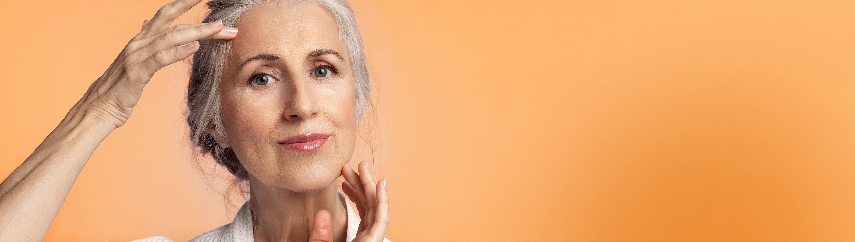 Grauhaarige Frau im Anti-Aging-Alter