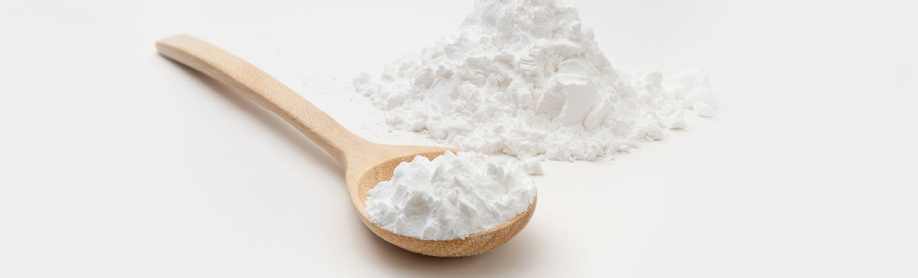 Allantoin in Pulverform auf einem Holzlöffel