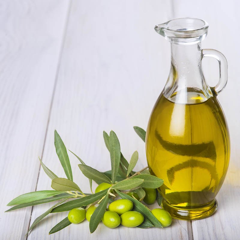 Olivenöl in einer Glaskaraffe 